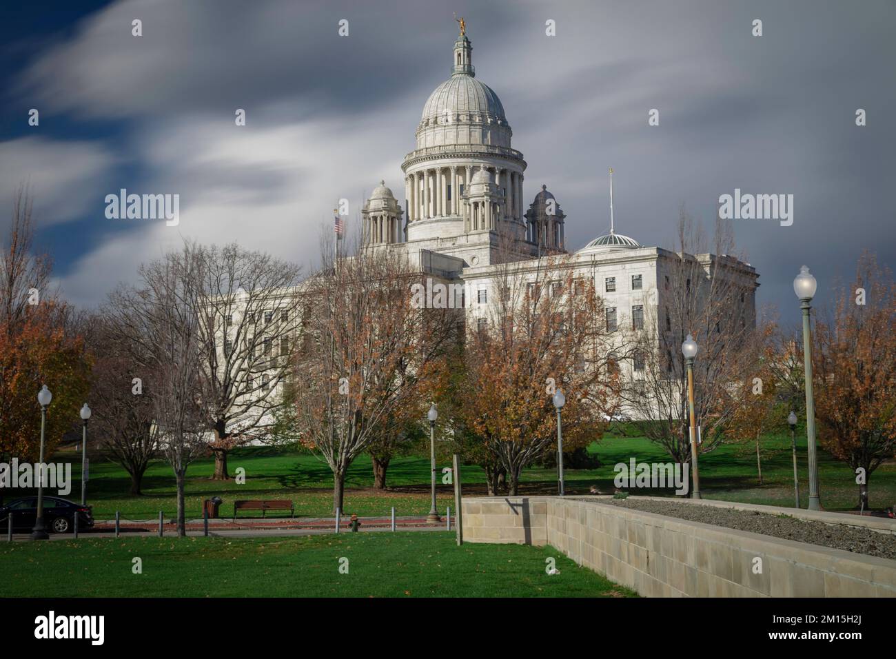 Les nuages traînent au-dessus du bâtiment du capitole à la fin de l'automne à Providence, Rhode Island Banque D'Images