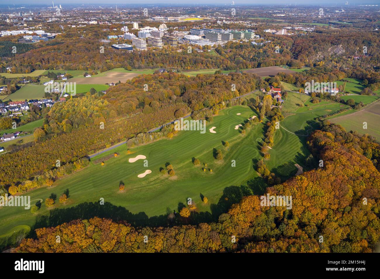 Vue aérienne, parcours de golf Bochum Golf Club et Université de Ruhr Bochum en arrière-plan dans le quartier Stiepel à Bochum, région de Ruhr, Rhénanie-du-Nord-Westp Banque D'Images