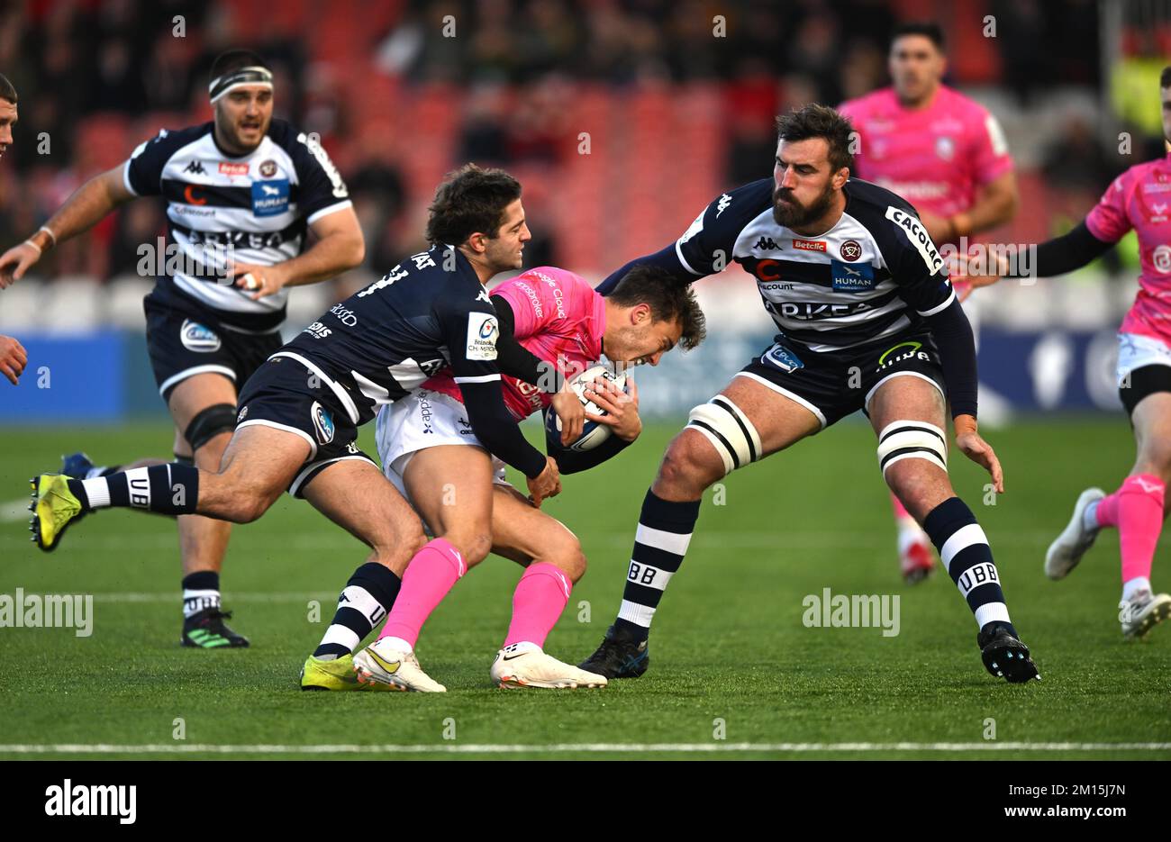 Bordeaux Begles Santiago Cordero (à gauche), Lloyd Evans de Gloucester et Bordeaux Begles Kane Douglas (à droite) pendant le match de la coupe des champions Heineken au stade Kingsholm de Gloucester. Date de la photo: Samedi 10 décembre 2022. Banque D'Images Bordeaux Begles Santiago Cordero (à gauche), Lloyd Evans de Gloucester et Bordeaux Begles Kane Douglas (à droite) pendant le match de la coupe des champions Heineken au stade Kingsholm de Gloucester. Date de la photo: Samedi 10 décembre 2022. Banque D'Images