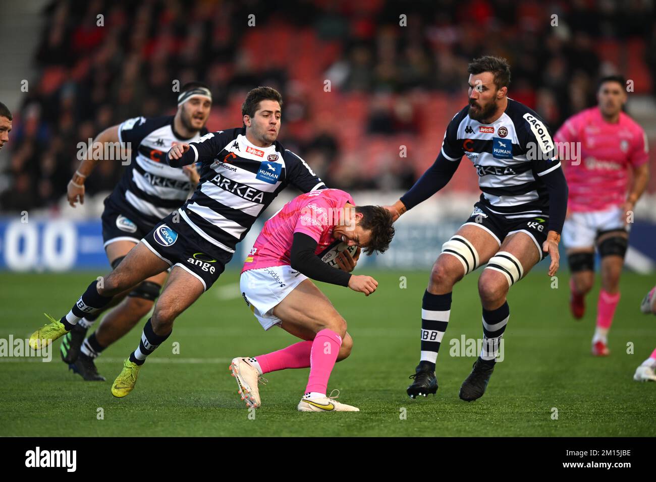 Bordeaux Begles Santiago Cordero (à gauche), Lloyd Evans de Gloucester et Bordeaux Begles Kane Douglas (à droite) pendant le match de la coupe des champions Heineken au stade Kingsholm de Gloucester. Date de la photo: Samedi 10 décembre 2022. Banque D'Images Bordeaux Begles Santiago Cordero (à gauche), Lloyd Evans de Gloucester et Bordeaux Begles Kane Douglas (à droite) pendant le match de la coupe des champions Heineken au stade Kingsholm de Gloucester. Date de la photo: Samedi 10 décembre 2022. Banque D'Images