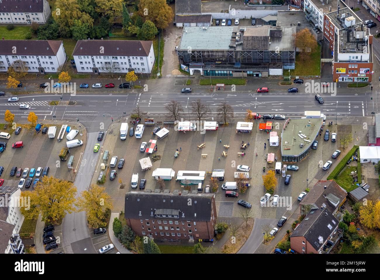 Vue aérienne, marché hebdomadaire à la place du marché Boyer dans le quartier Boy à Bottrop, région de la Ruhr, Rhénanie-du-Nord-Westphalie, Allemagne, Bottrop, DE, Europe, antenne v Banque D'Images