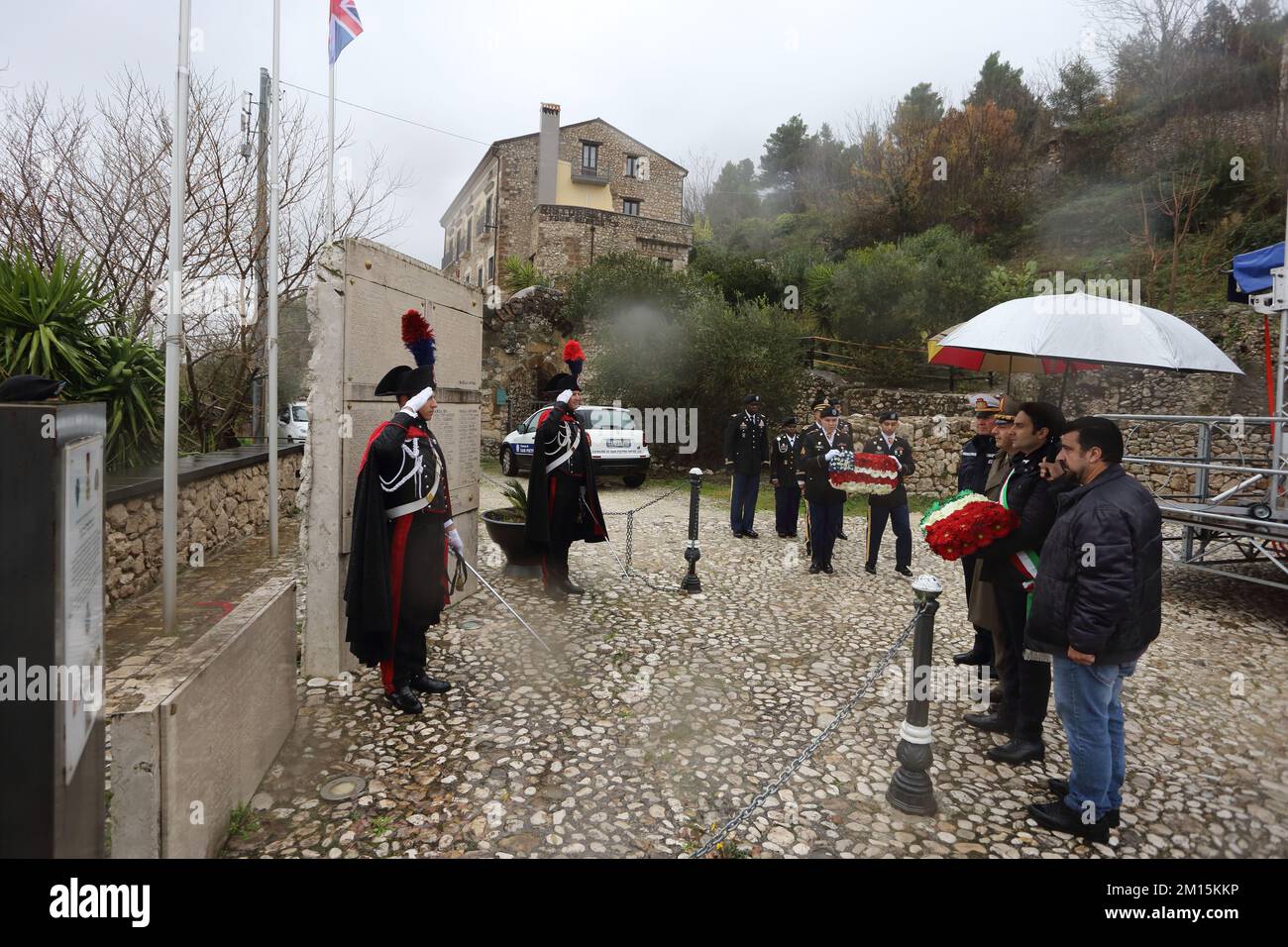 San Pietro Invine, Italie. 10 décembre 2022. Le maire Antonio Vacca place un coussin floral devant la tombe des victimes civiles. Credit: Antonio Nardelli / Alamy Live News Banque D'Images