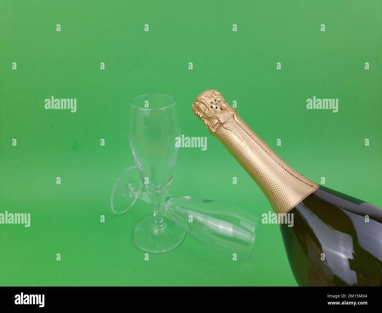 Bouteille de champagne en verre vert et doré, cartes de vœux festives du nouvel an Banque D'Images