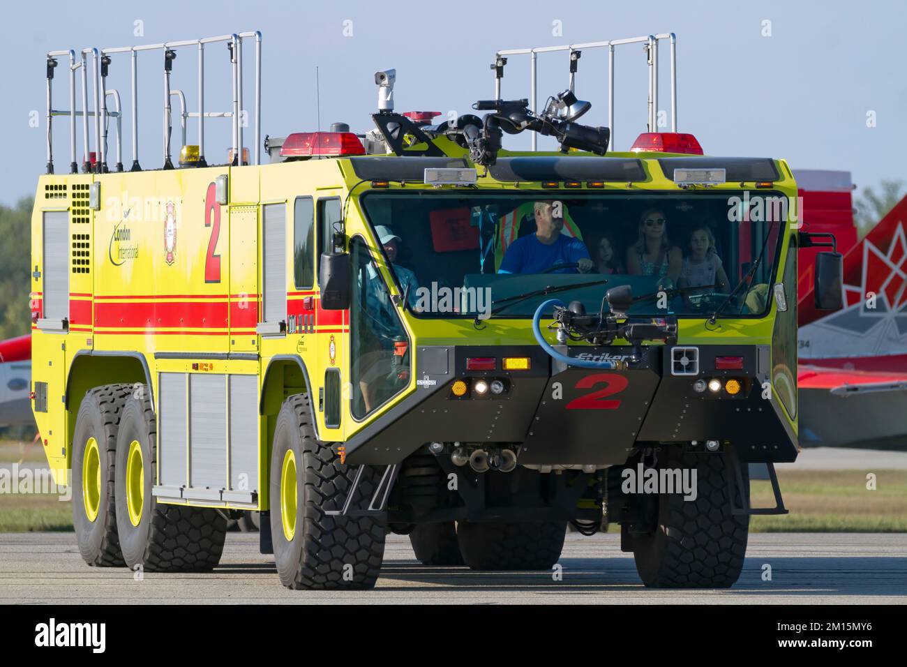 Un percuteur 6x6 camion de secours d'extinction d'incendie à l'aéroport international de Londres. Banque D'Images