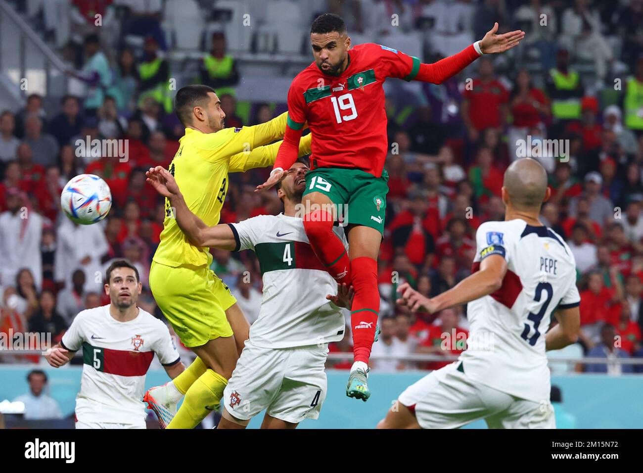 Doha, Qatar. 10th décembre 2022. Football, coupe du monde, Maroc - Portugal, finale, quarts de finale, Le stade Al-Thumama, Youssef en-Nesyri, au Maroc, s'est mis en contre les Mateus Nunes du Portugal et Ruben Dias du Portugal pour le faire de 1 à 0. Crédit : Tom Weller/dpa/Alay Live News Banque D'Images