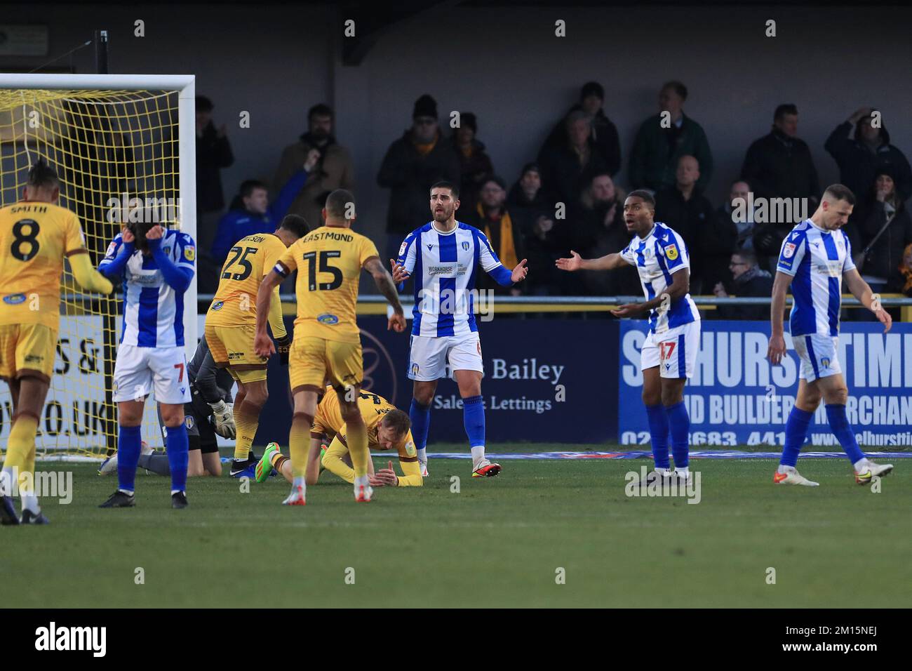 Sutton, Royaume-Uni. 10th décembre 2022. Tom Dallison de Colchester United est incrédule en tant qu'arbitre, Peter Wright accorde une pénalité lors du match EFL Sky Bet League 2 entre Sutton United et Colchester United au VBS Community Stadium, Gander Green Lane, Sutton, Angleterre, le 10 décembre 2022. Photo de Carlton Myrie. Utilisation éditoriale uniquement, licence requise pour une utilisation commerciale. Aucune utilisation dans les Paris, les jeux ou les publications d'un seul club/ligue/joueur. Crédit : UK Sports pics Ltd/Alay Live News Banque D'Images