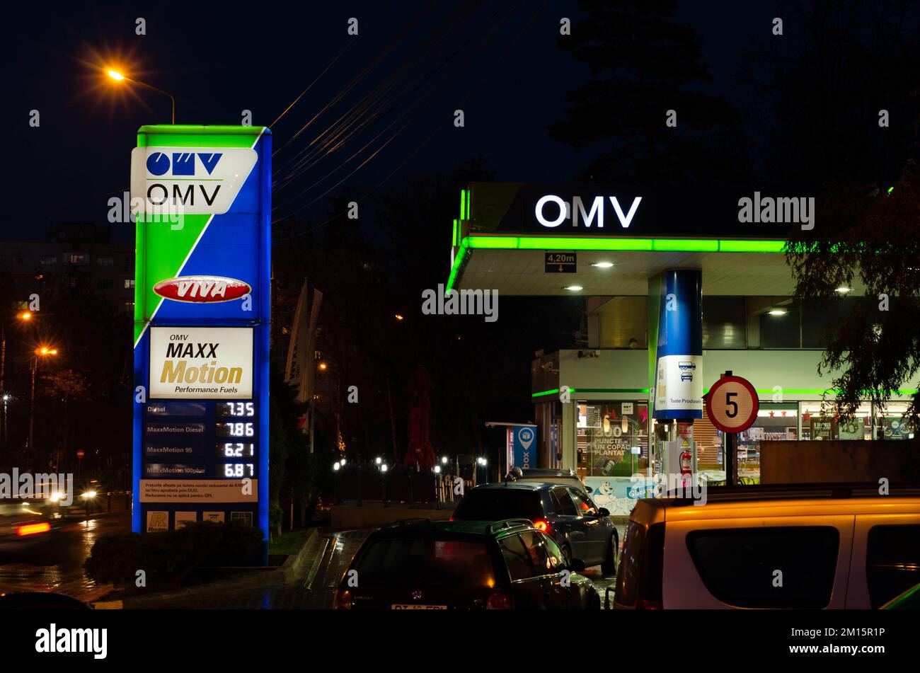 Bucarest, Roumanie - 12 décembre 2022: Une station de gaz OMV est vue la nuit à Bucarest photo de stock Editorial - image de stock Banque D'Images
