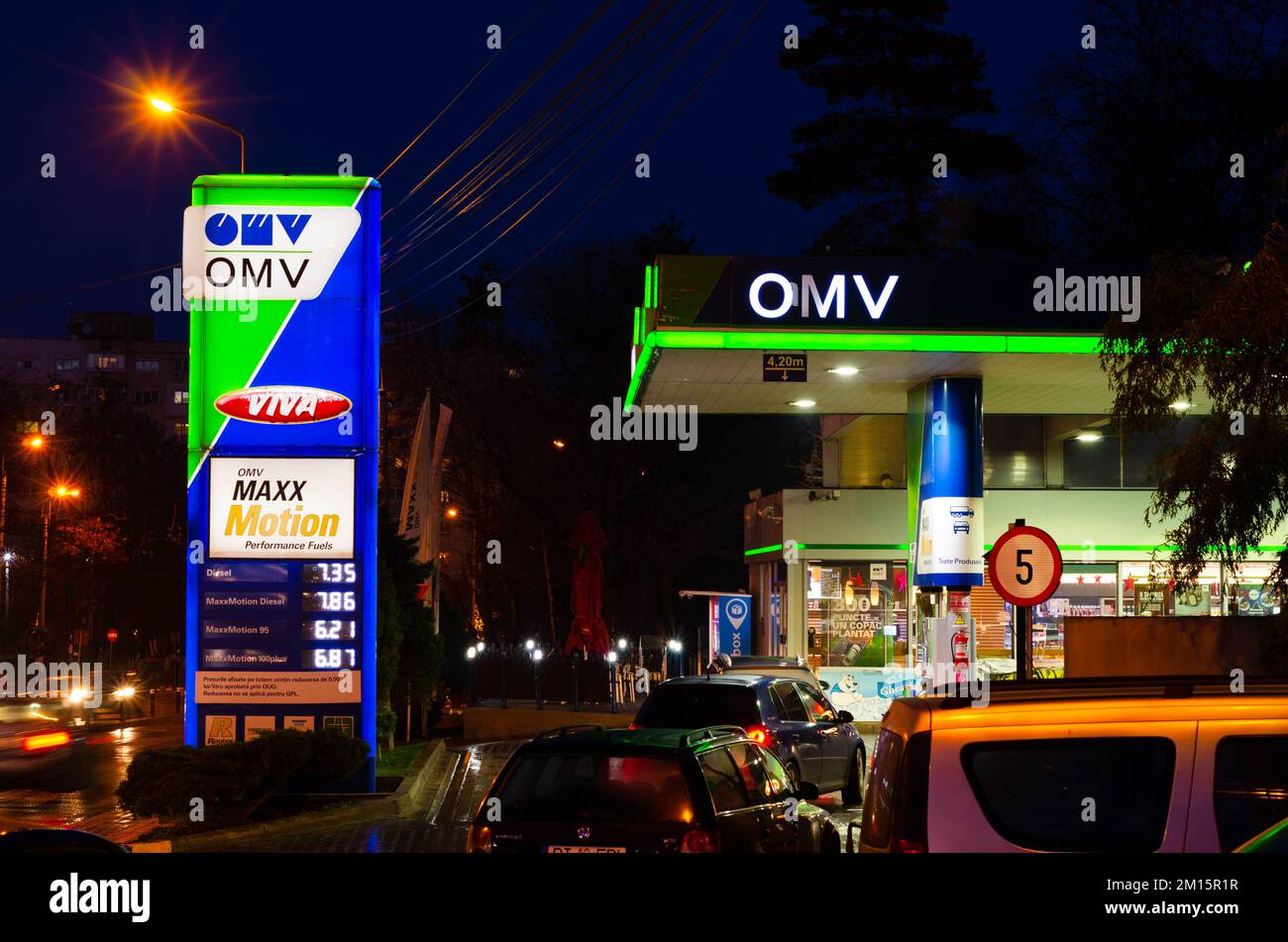 Bucarest, Roumanie - 12 décembre 2022: Une station de gaz OMV est vue la nuit à Bucarest photo de stock Editorial - image de stock Banque D'Images