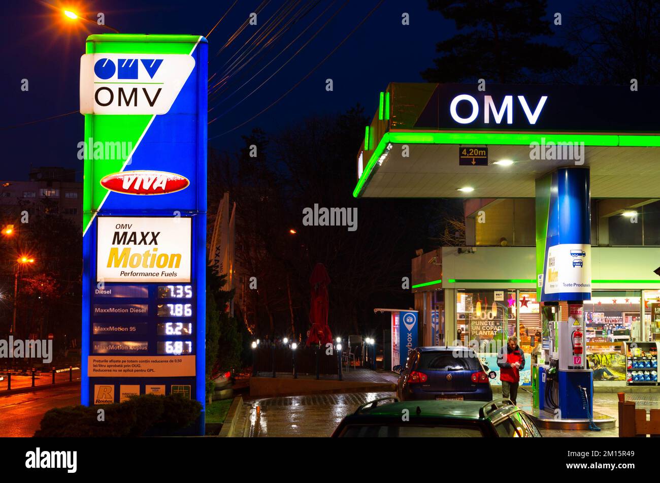 Bucarest, Roumanie - 12 décembre 2022: Une station de gaz OMV est vue la nuit à Bucarest photo de stock Editorial - image de stock Banque D'Images
