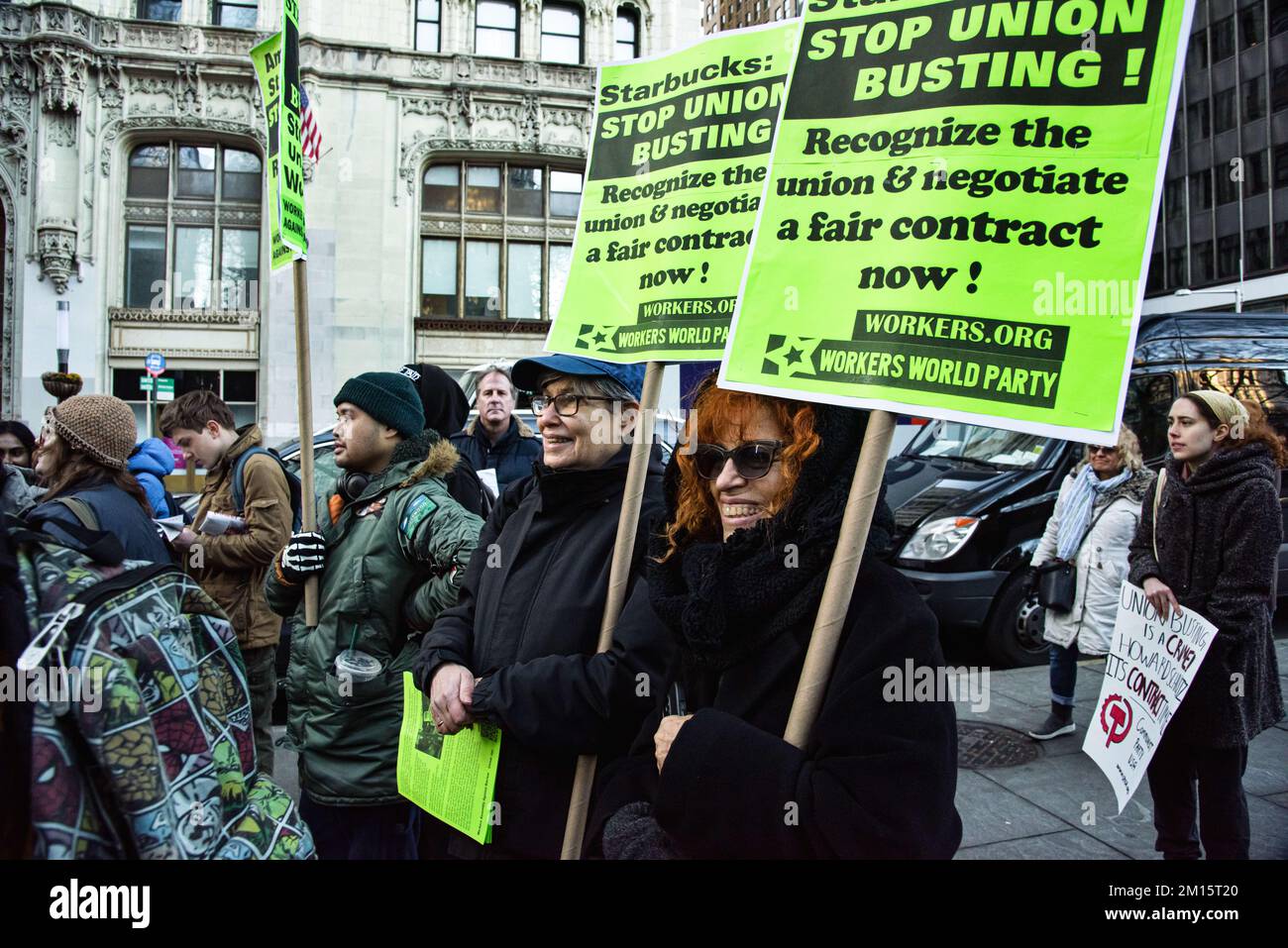 9 décembre 2022, New York, New York, États-Unis : les organisateurs et les partisans du syndicat Starbucks se sont rassemblés à l'hôtel de ville pour exiger que le PDG, Howard Schultz et la société cessent leurs brimades et leurs efforts de déprimement syndical. (Image de crédit : © Laura Brett/ZUMA Press Wire) Banque D'Images