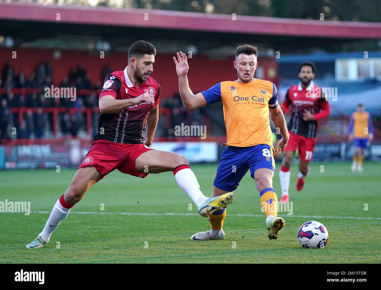 DaN Sweeney de Stevenage (à gauche) et Ollie Clarke de Mansfield Town se battent pour le ballon lors du match de la Sky Bet League Two au stade Lamex, Stevenage. Date de la photo: Samedi 10 décembre 2022. Banque D'Images