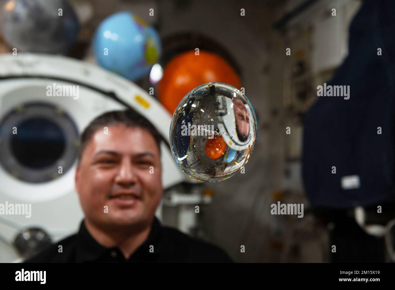 ISS - 01 octobre 2022 - l'ingénieur de vol de l'expédition 68 de l'ISS, Kjell Lindgren, de la NASA, s'amuse avec la physique des fluides en observe le comportement d'un flyi libre Banque D'Images
