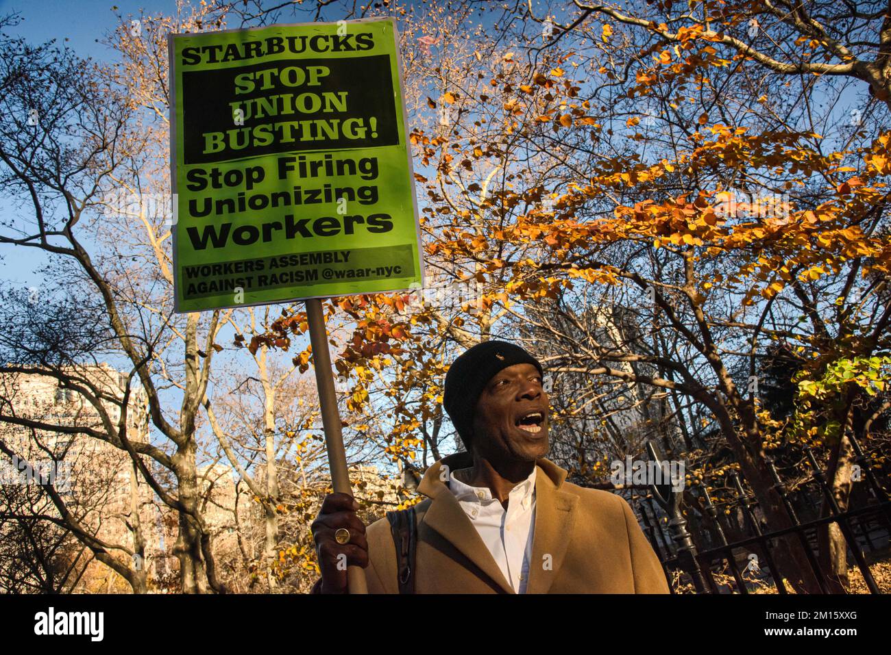 9 décembre 2022, New York, New York, États-Unis : les organisateurs et les partisans du syndicat Starbucks se sont rassemblés à l'hôtel de ville pour exiger que le PDG, Howard Schultz et la société cessent leurs brimades et leurs efforts de déprimement syndical. (Image de crédit : © Laura Brett/ZUMA Press Wire) Banque D'Images