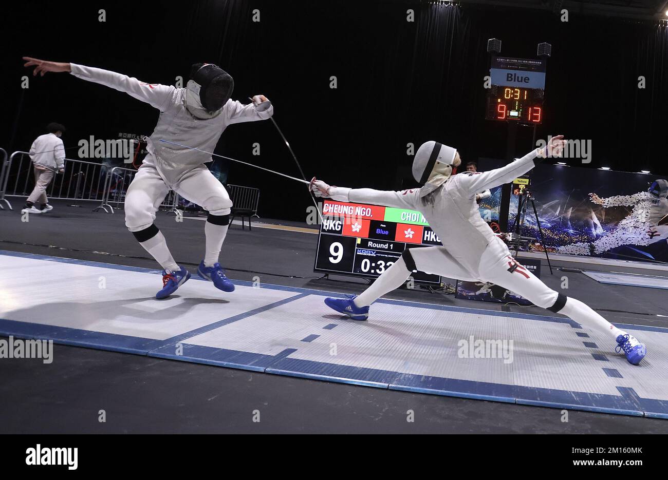 Demi-finales de MenzhH entre Ryan Choi Chun-yin (R) et Yeung Chi-ka, aux Championnats d'escrime ouverts BEA x Blue Cross 2022 de Hong Kong qui se tiennent à AsiaWorld-Expo. 04DEC22 SCMP / Jonathan Wong Banque D'Images