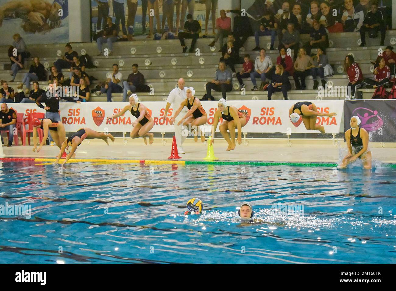 Rome, Italie. 9th décembre 2022. SIS Roma équipe avant le match SIS Roma vs. NC Vouliagmeni.préliminaire ronde II de la Ligue de Championnat LEN femmes Water Polo .at Polo Aquatico Ostia à Rome, Italie.9 décembre 2022 (image de crédit: © Roberto Bettacchi/Pacific Press via ZUMA Press Wire) Banque D'Images