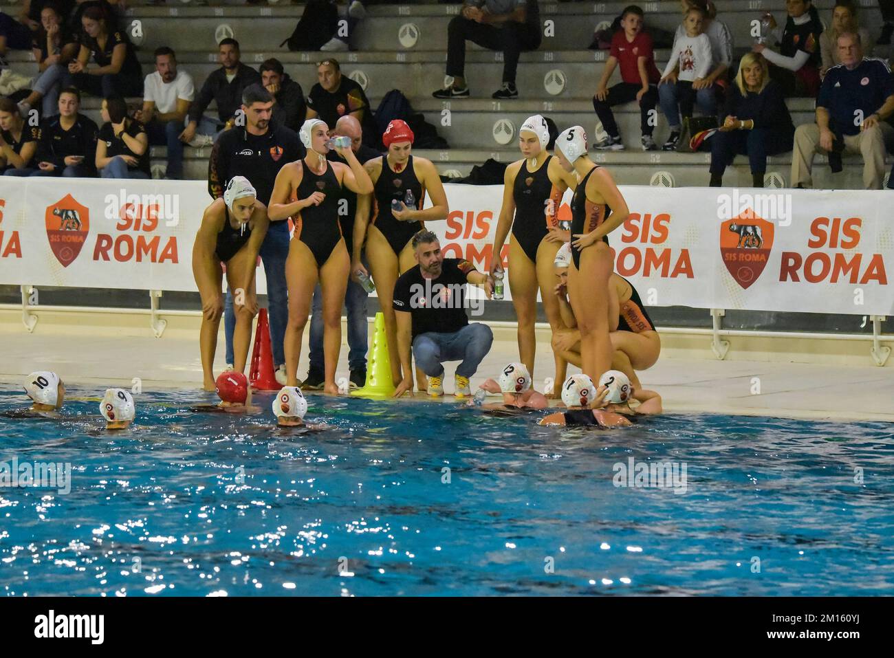 Rome, Italie. 9th décembre 2022. SIS Roma équipe pendant une période de temps hors du match SIS Roma vs NC Vouliagmeni.préliminaire ronde II de LEN Championship League femmes Water Polo.at Polo Aquatico Ostia à Rome, Italie.9 décembre 2022 (Credit image: © Roberto Bettacchi/Pacific Press via ZUMA Press Wire) Banque D'Images