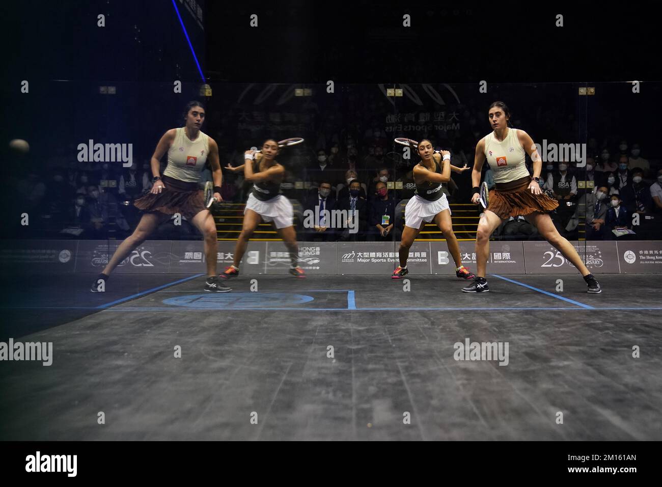 Hania El Hammamy (chemise verte) contre Nour El Sherbini lors du match final féminin de l'Open de squash de Hong Kong au Hong Kong Park Sports Center, 04DEC22. SCMP / Elson Li Banque D'Images