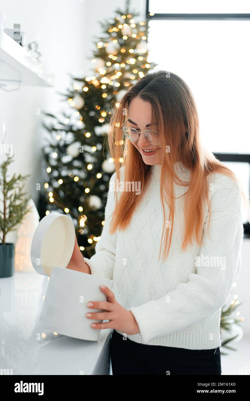 Femme ouvrant son cadeau de Noël et le nouvel an Banque D'Images