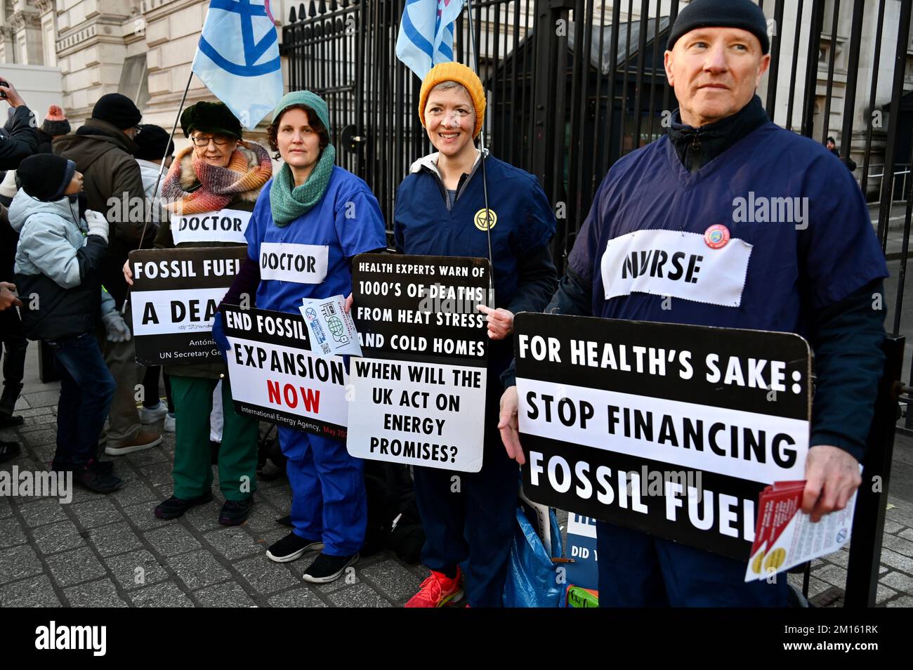 Londres, Royaume-Uni. Les professionnels de la santé de la rébellion des extinction se sont réunis aux portes de Downing Street pour appeler à la fin de l'expansion des combustibles fossiles. Crédit : michael melia/Alay Live News Banque D'Images