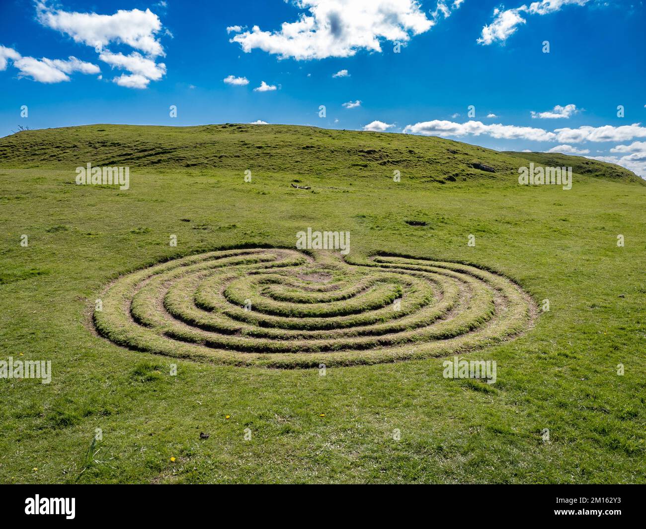 Labyrinthe celtique décomposé dans le marais de Solsbury Hill et son fort de colline Iron Age au-dessus de la ville de Bath dans le Somerset au Royaume-Uni Banque D'Images