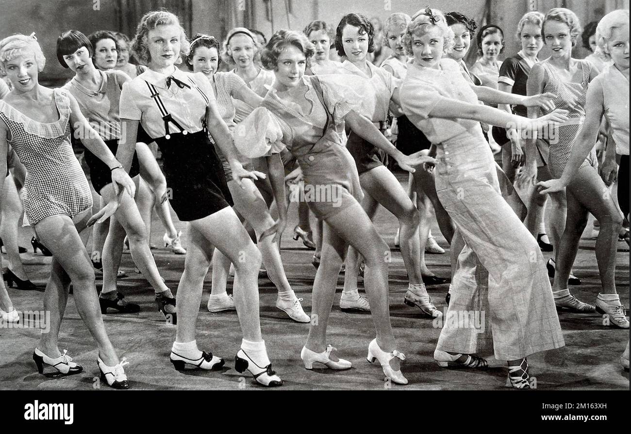 42nd STREET 1933 Warner Bros. film musical film musical avec Jeanette MacDonald devant à droite et Ginger Rogers en collants noirs à gauche Banque D'Images