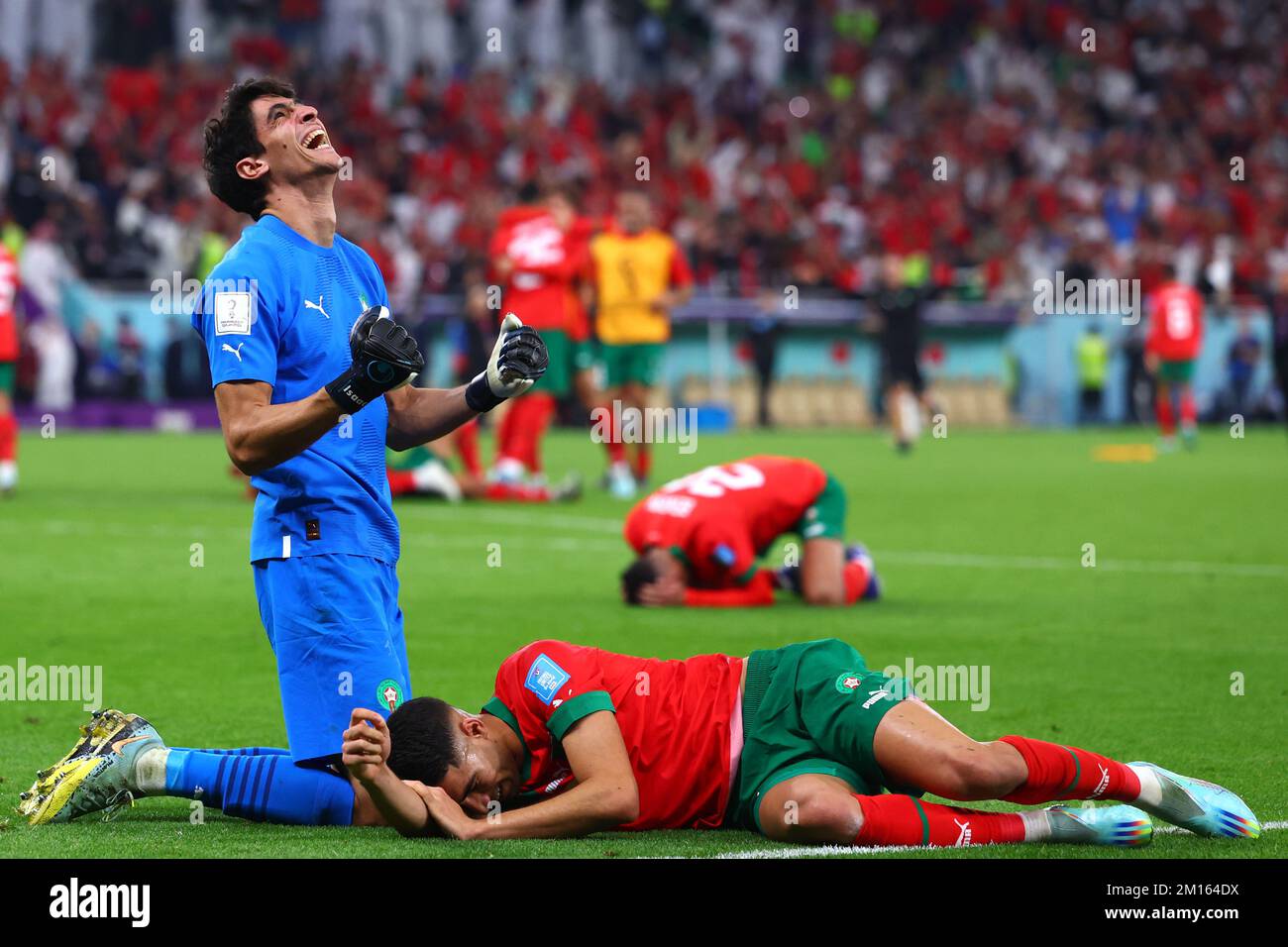 Doha, Qatar. 10th décembre 2022. Football, coupe du monde, Maroc - Portugal, finale, quart de finale, Le stade Al-Thumama, le gardien de but du Maroc Bono et le Maroc Achraf Hakimi applaudissent après la victoire. Crédit : Tom Weller/dpa/Alay Live News Banque D'Images