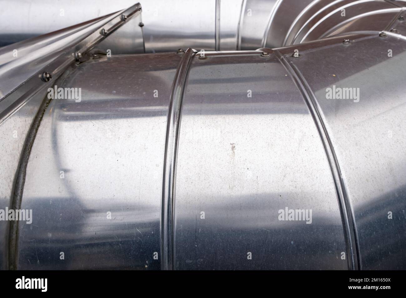 gros plan d'un tuyau métallique de couleur argent d'un système de chauffage Banque D'Images
