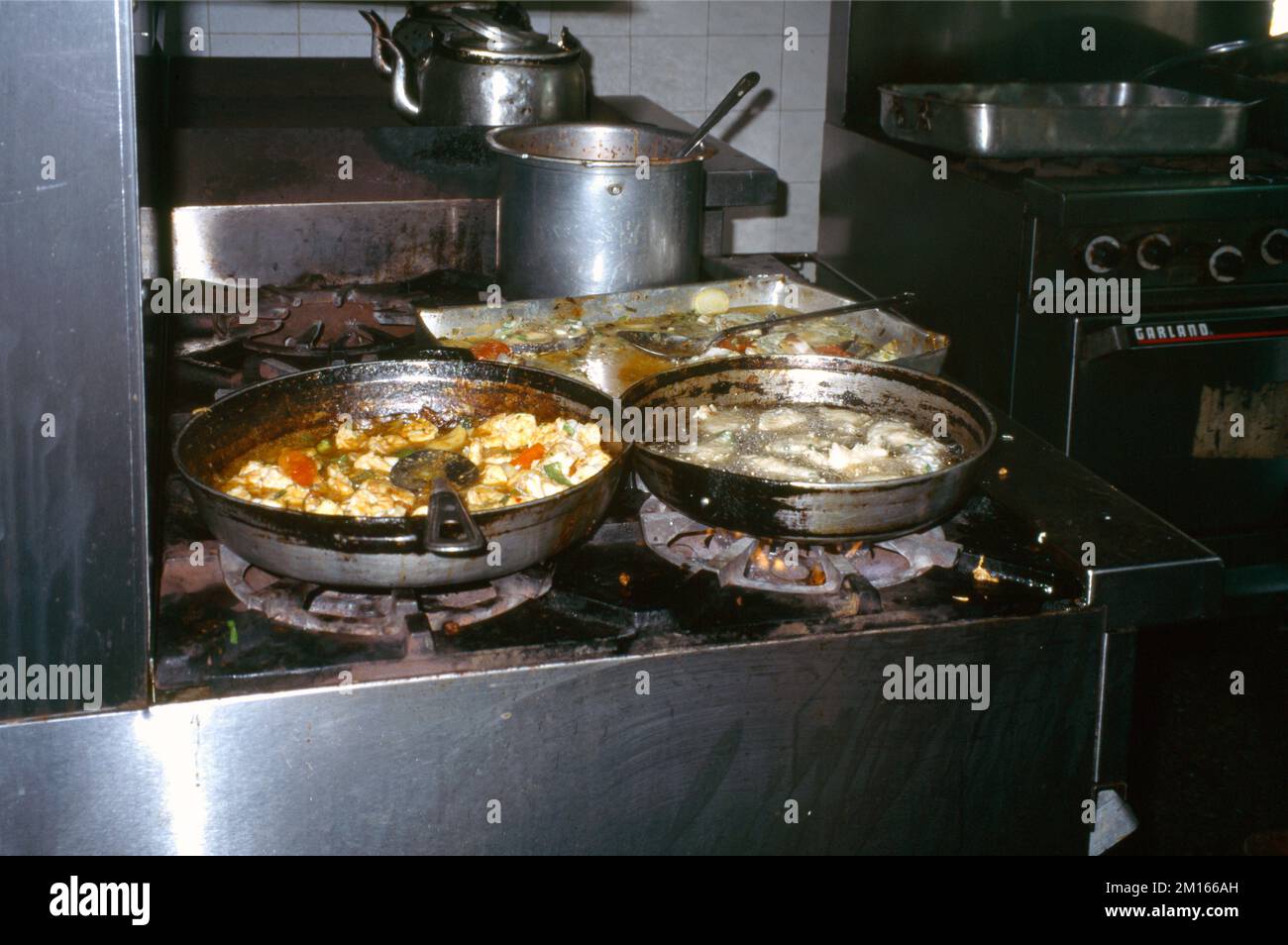 Speyside Tobago Trinité-et-Tobago Restaurant cuisine cuisine cuisinant sur des plaques de cuisson à gaz Banque D'Images
