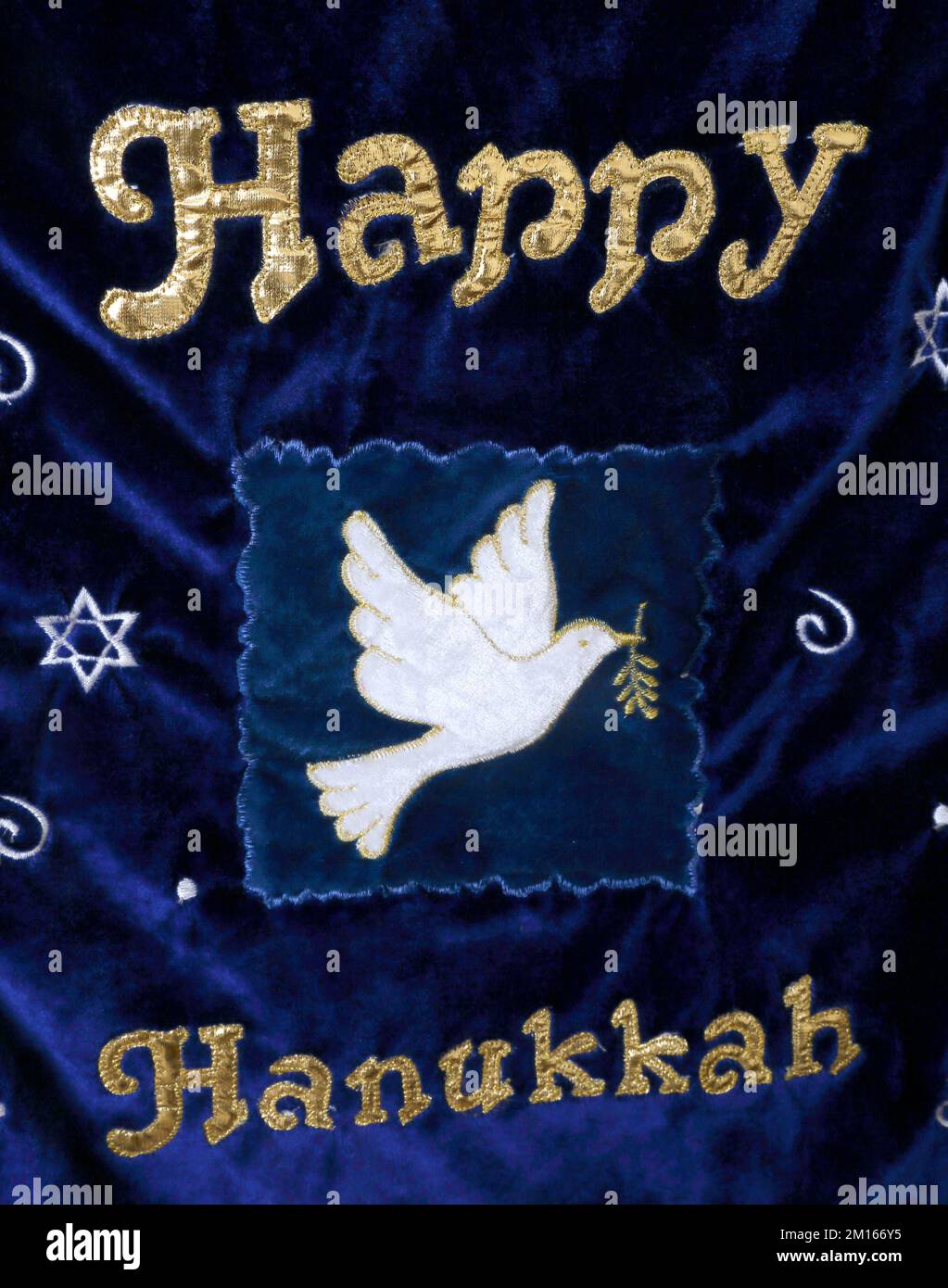 Blue Velvet Happy Hanukkah Banner montrant Dove of Peace Banque D'Images