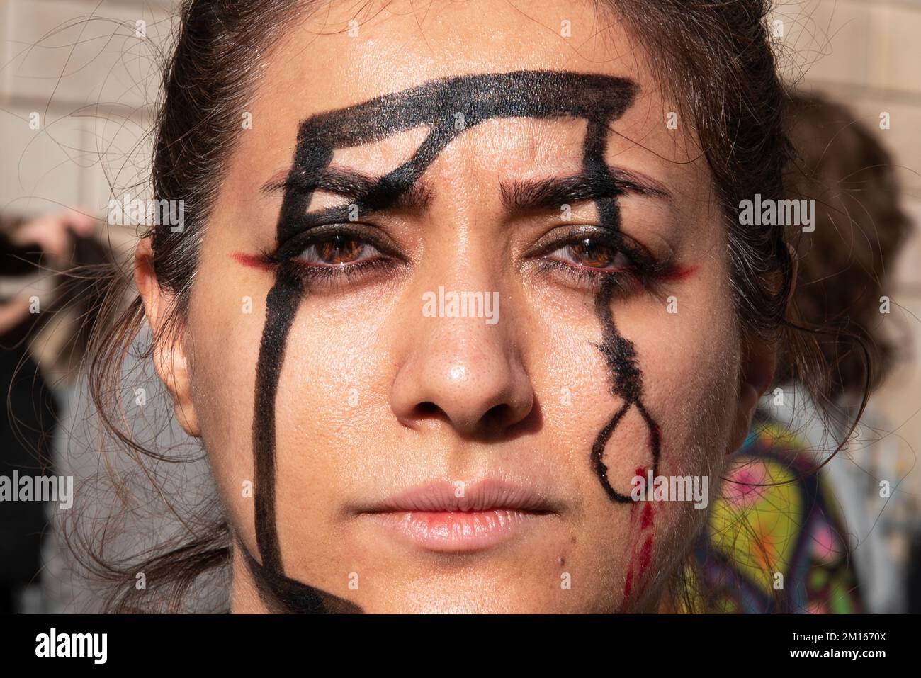 Barcelone, Espagne. 10th décembre 2022. Une femme iranienne peint une laisse sur son visage pour marquer le meurtre de Mohsen Shekari pendant la manifestation. Près de 200 personnes ont défilé sur les Ramblas de Barcelone jusqu'au devant de l'hôtel de ville pour manifester contre la brutalité du régime islamique qui a déjà tué et détenu des dizaines de personnes pour avoir revendiché leurs droits. (Photo de Ximena Borrazas/SOPA Images/Sipa USA) crédit: SIPA USA/Alay Live News Banque D'Images