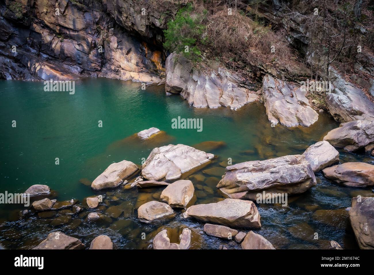 Il y a une série de 6 cascades qui s'écoulent à travers l'ancienne gorge de Tallulah Banque D'Images