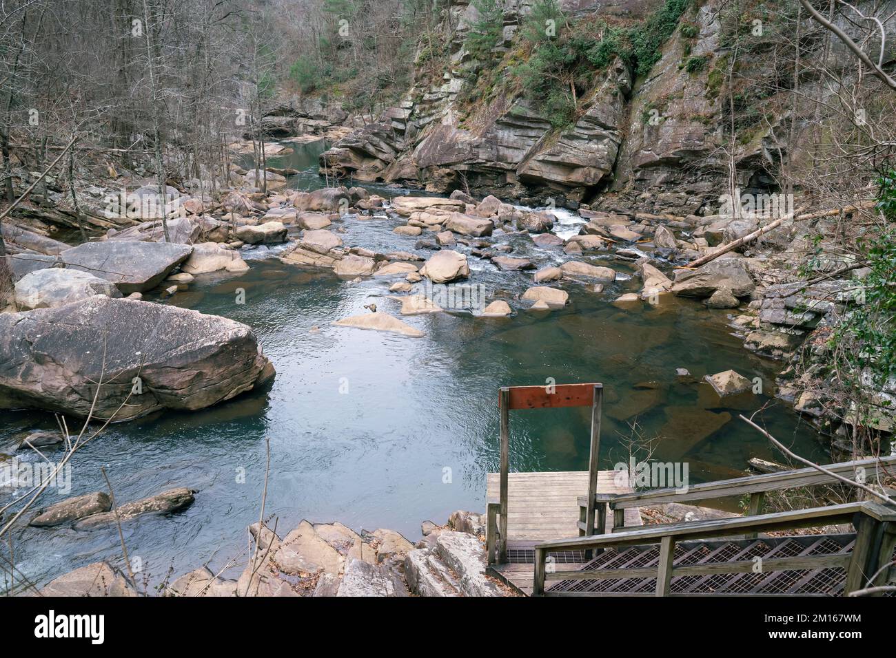 Il y a une série de 6 cascades qui s'écoulent à travers l'ancienne gorge de Tallulah Banque D'Images