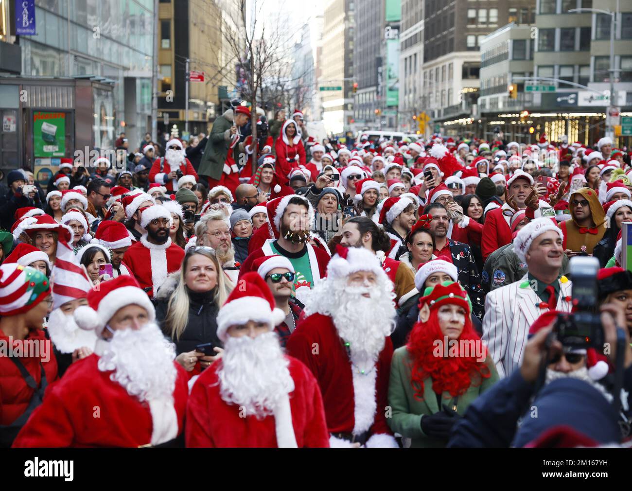 New York, États-Unis. 09th décembre 2022. Les personnes vêtues du Père Noël et les costumes de Noël se réunissent pour l'événement SantaCon de New York le samedi, 10 décembre 2022 à New York. SantaCon est un Père Noël charitable, non politique, absurde est une convention de vacances qui se produit une fois par an dans les villes du pays. Photo de John Angelillo/UPI crédit: UPI/Alay Live News Banque D'Images