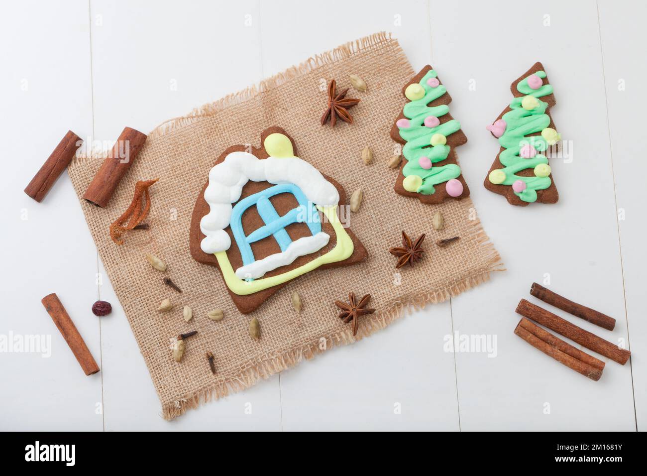 maison en pain d'épice et sapin. Biscuits de Noël. cannelle. dessert traditionnel. Cuisine maison Banque D'Images