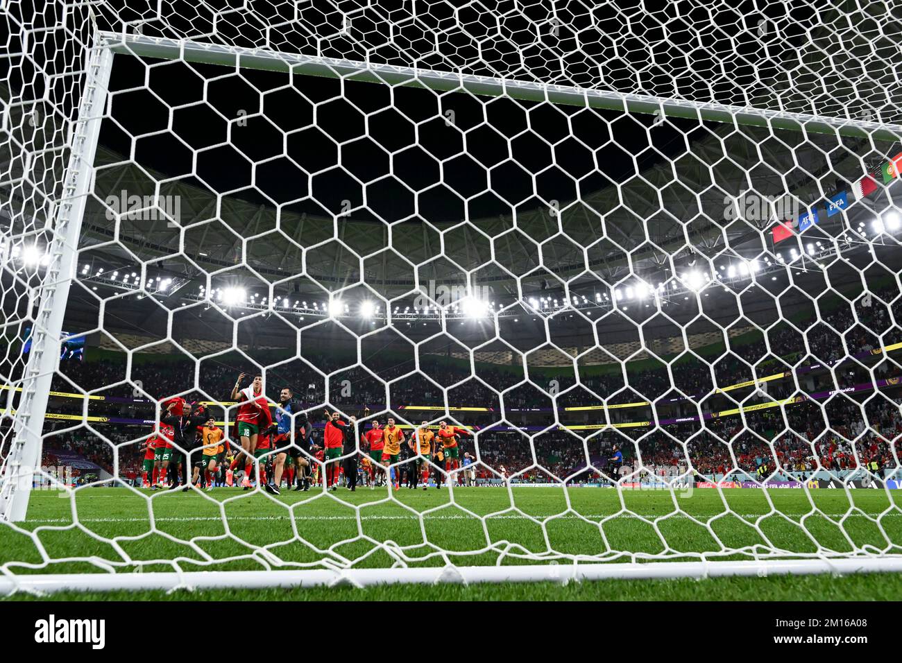 Doha, Qatar. 10th décembre 2022. Team Morocco fête après avoir remporté la quart de finale entre le Maroc et le Portugal de la coupe du monde de la FIFA 2022 au stade Al Thumama à Doha, Qatar, le 10 décembre 2022. Credit: Xiao Yijiu/Xinhua/Alamy Live News Banque D'Images