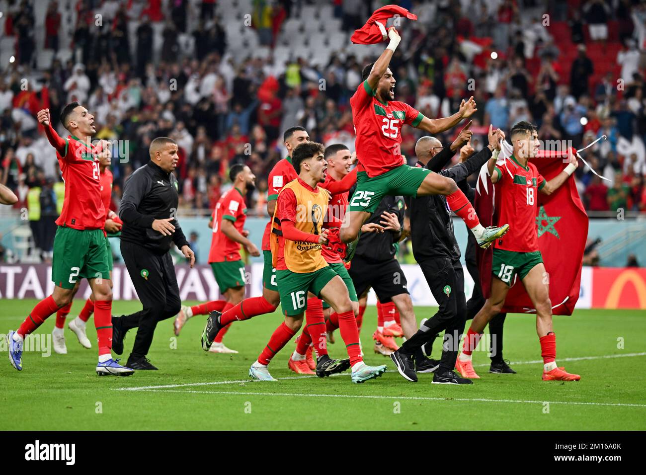 Doha, Qatar. 10th décembre 2022. Team Morocco fête après avoir remporté la quart de finale entre le Maroc et le Portugal de la coupe du monde de la FIFA 2022 au stade Al Thumama à Doha, Qatar, le 10 décembre 2022. Credit: Xiao Yijiu/Xinhua/Alamy Live News Banque D'Images