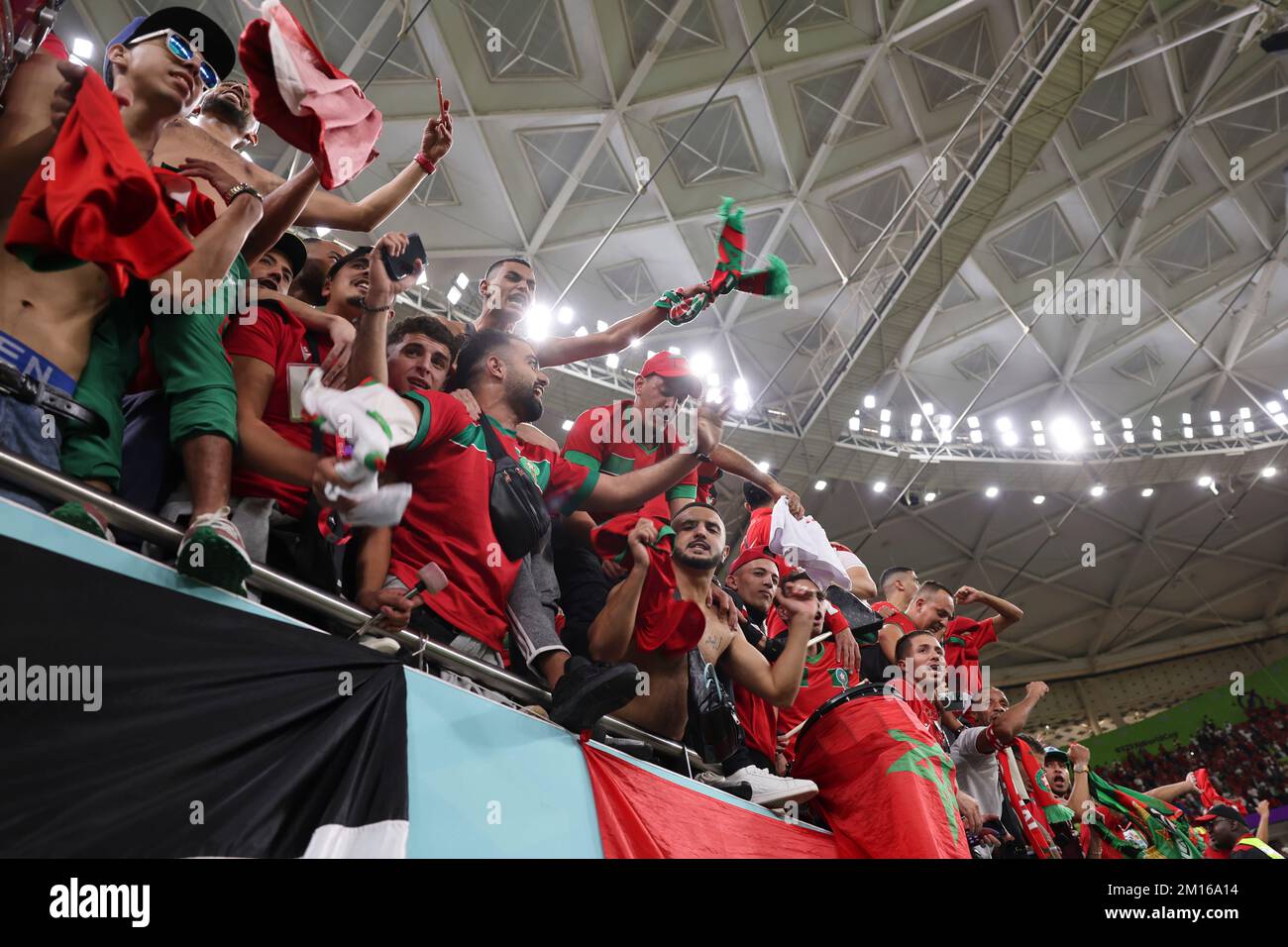 Doha, Qatar. 10th décembre 2022. Les fans du Maroc fêtent après le quart de finale entre le Maroc et le Portugal de la coupe du monde de la FIFA 2022 au stade Al Thumama à Doha, Qatar, le 10 décembre 2022. Credit: Li Gang/Xinhua/Alay Live News Banque D'Images