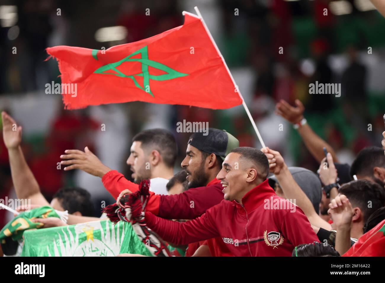 Doha, Qatar. 10th décembre 2022. Les partisans de l'équipe Maroc célèbrent après le quart de finale entre le Maroc et le Portugal de la coupe du monde de la FIFA 2022 au stade Al Thumama à Doha, Qatar, le 10 décembre 2022. Credit: LAN Hongguang/Xinhua/Alay Live News Banque D'Images