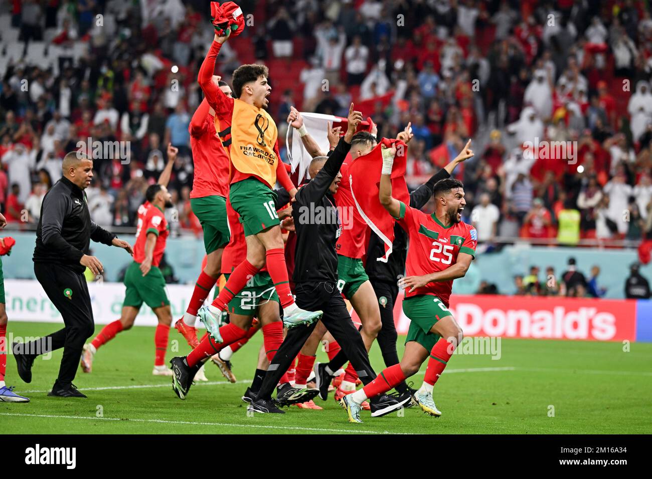 Doha, Qatar. 10th décembre 2022. Team Morocco fête après avoir remporté la quart de finale entre le Maroc et le Portugal de la coupe du monde de la FIFA 2022 au stade Al Thumama à Doha, Qatar, le 10 décembre 2022. Credit: Xiao Yijiu/Xinhua/Alamy Live News Banque D'Images