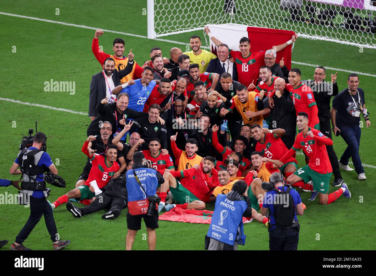 Doha, Qatar. 10th décembre 2022. Team Morocco fête après avoir remporté la quart de finale entre le Maroc et le Portugal de la coupe du monde de la FIFA 2022 au stade Al Thumama à Doha, Qatar, le 10 décembre 2022. Credit: Zheng Huansong/Xinhua/Alay Live News Banque D'Images