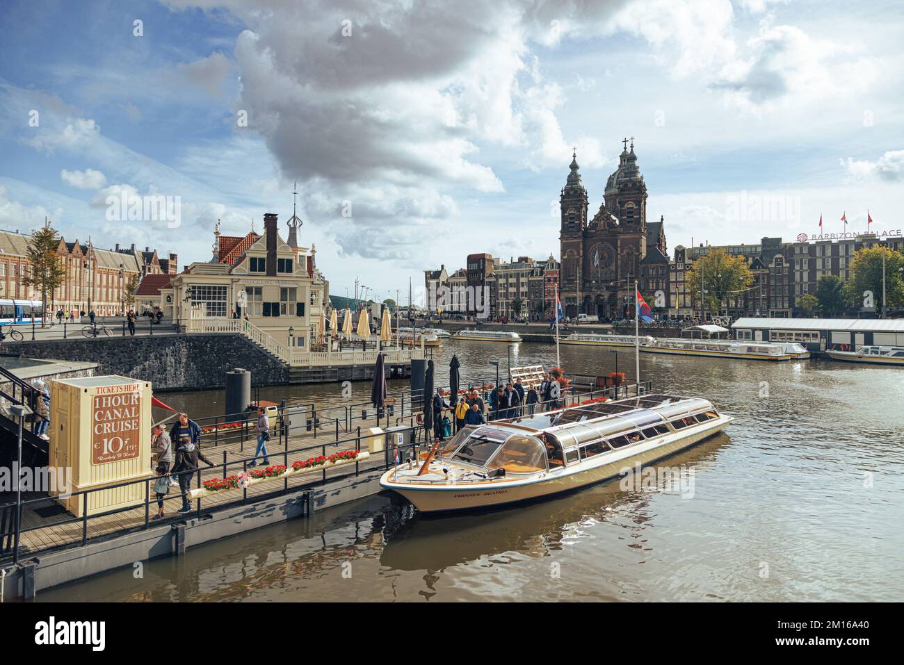 Amsterdam - 02 octobre 2022 - touristes sur le bateau près de la gare centrale en face de la basilique Saint-Nicolas. Banque D'Images