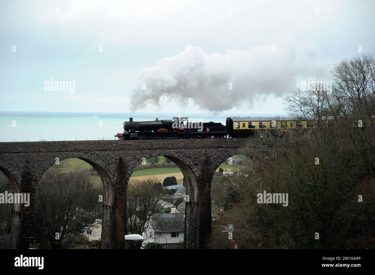« Lydham Manor » (en cours d'exécution comme pionnier de classe 7800 « Torquay Manor ») sur le Viaduc de Hookhills. Banque D'Images