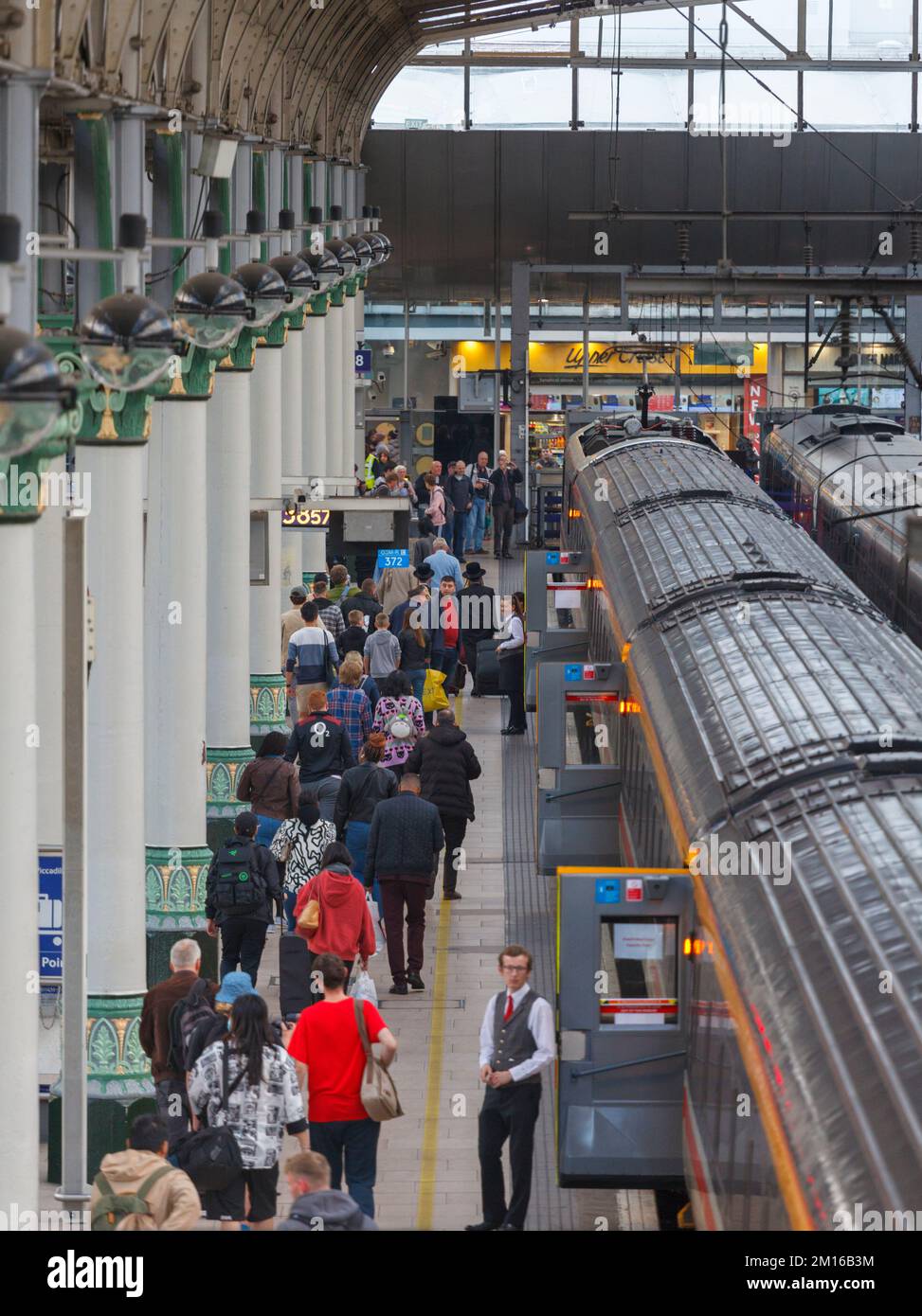 Intercity railtours / Locomotive services claque porte 3 calèches à Manchester Piccadilly avec les stewards Intercity et les passagers Banque D'Images