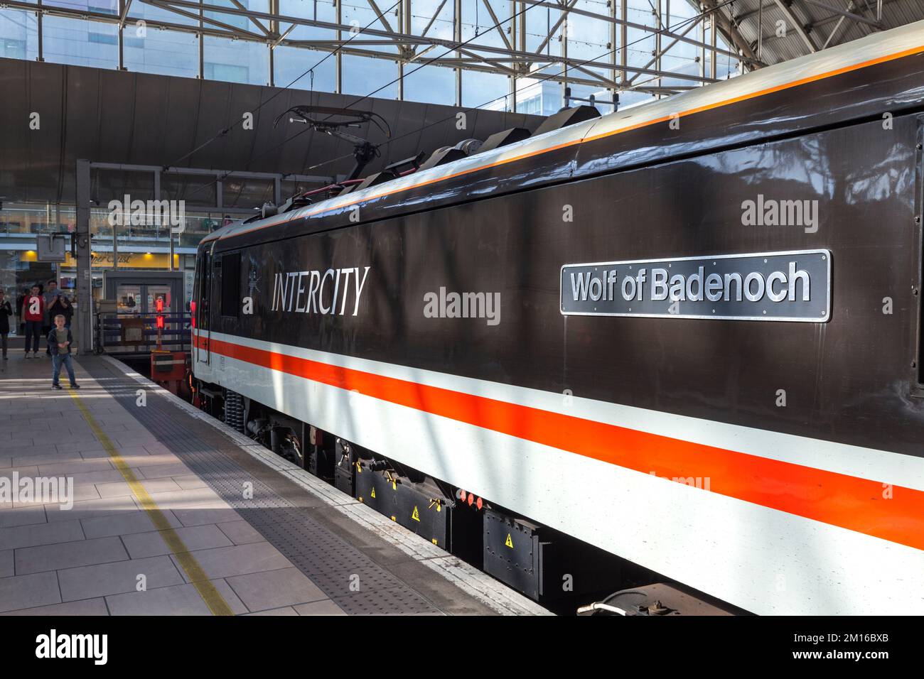Locomotive électrique Intercity classe 90 90002 transportant un train d'affrètement Intercity sur la ligne principale de la côte ouest en location à Avanti West Coast Banque D'Images