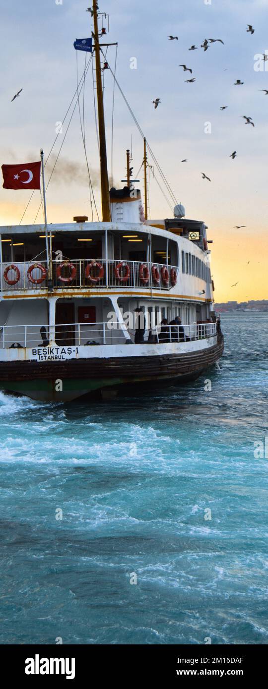 Bateau de croisière blanc transport en ferry, transportant des passagers, symbole d'istanbul, 23 mars 2019 Kadikoy Istanbul Turquie Banque D'Images