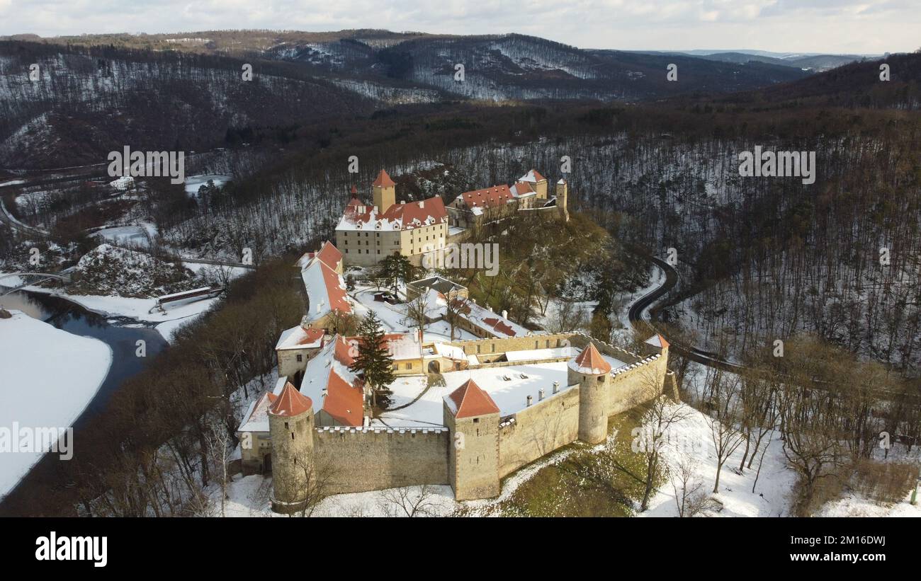 Une vue aérienne du célèbre château de Veveri couvert de neige Banque D'Images