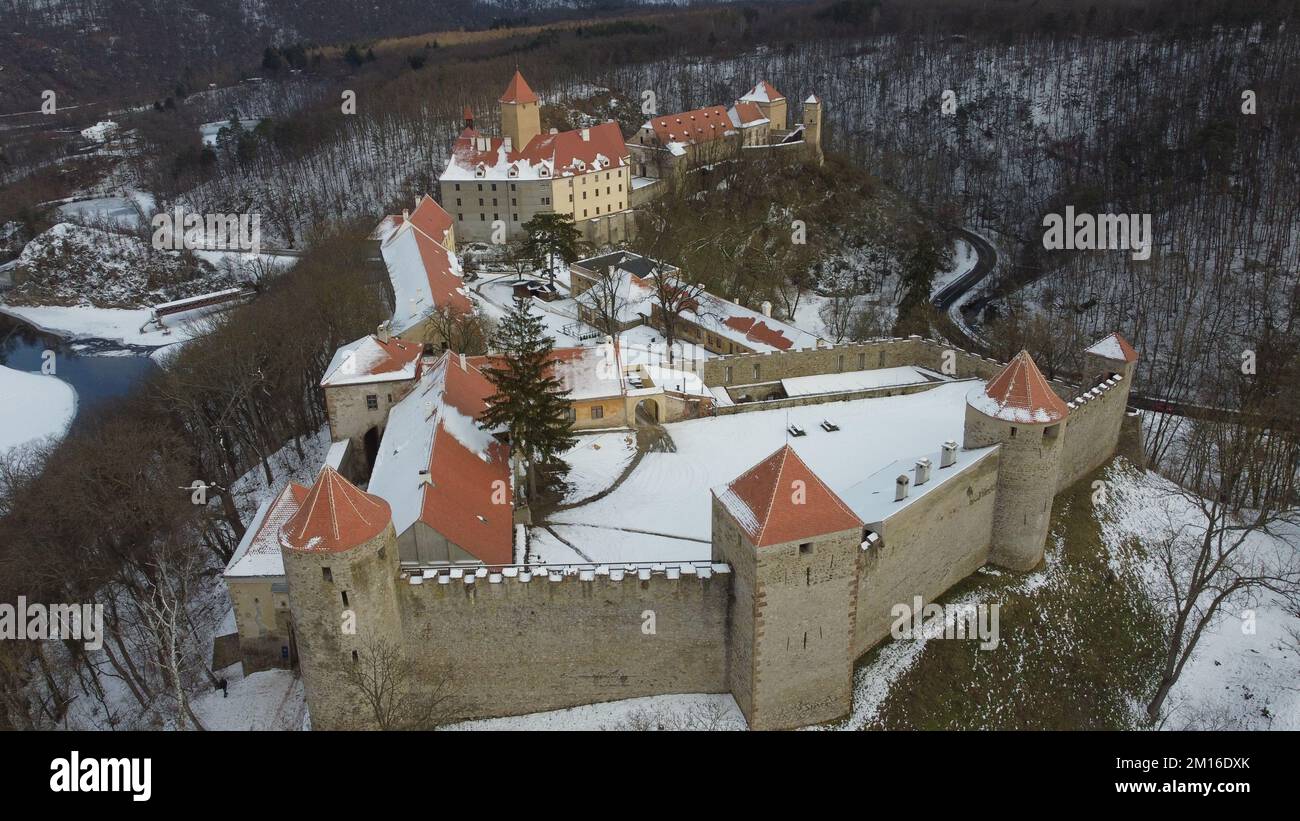 Une vue aérienne du célèbre château de Veveri couvert de neige Banque D'Images