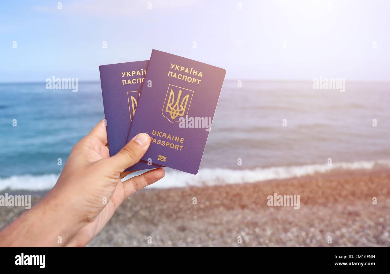 Le nouveau passeport biométrique ukrainien vous permet de voyager dans les pays européens de l'Union européenne sans visa. Document d'identité électronique gratuit Visa. Les Ukrainiens obtiennent de nouveaux passeports d'interntational Banque D'Images
