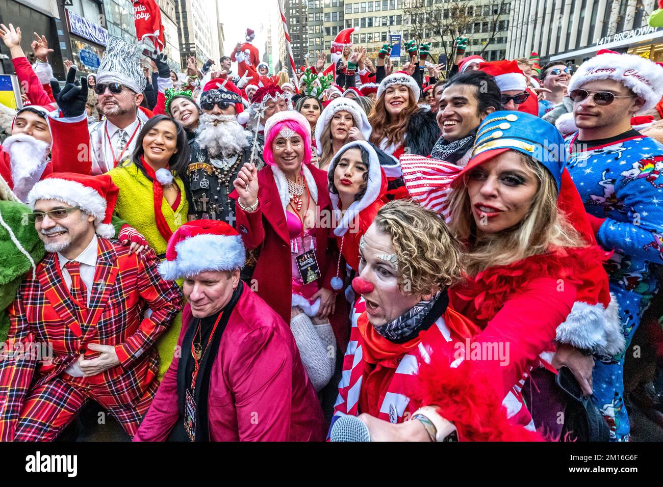 New York, États-Unis. 10th décembre 2022. Les fêtards habillés comme le Père Noël s'amusent près de Times Square pendant le SantaCon annuel à New York. Credit: Enrique Shore/Alay Live News Banque D'Images