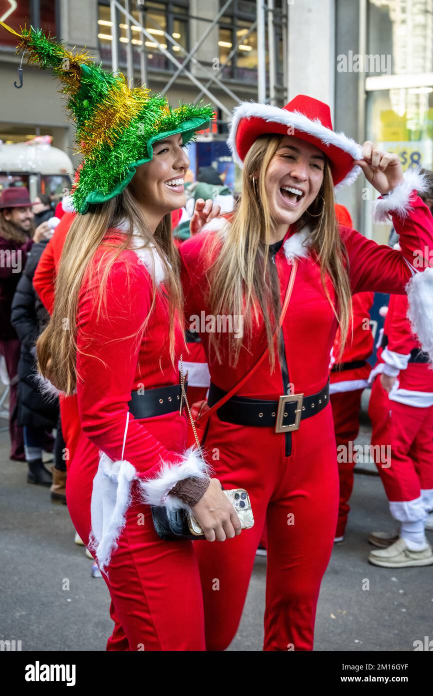 New York, États-Unis. 10th décembre 2022. Les fêtards habillés comme le Père Noël s'amusent près de Times Square pendant le SantaCon annuel à New York. Credit: Enrique Shore/Alay Live News Banque D'Images